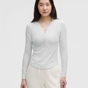 Hold Tight Long-Sleeve Henley In Heathered Core Ultra Light Grey